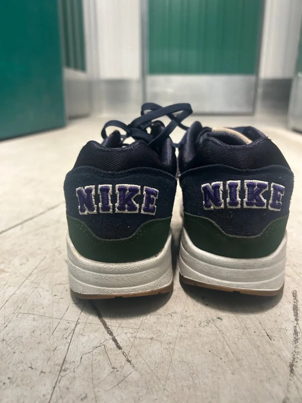 Nike Men’s Navy and Green Casual Sneakers - Picture 4 of 7